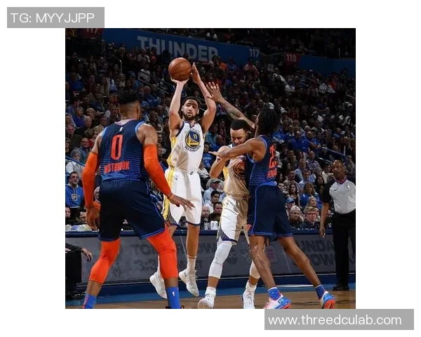 勇士与雷霆激战正酣 星光璀璨的对决引领新赛季风云变幻